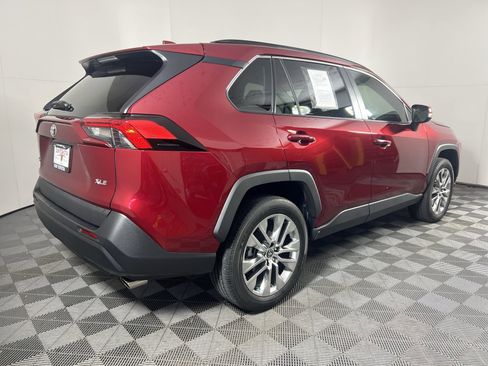 Used 2021 Toyota RAV4 XLE Premium image 4