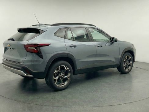 Used 2025 Chevrolet Trax LT w/ LT Convenience Package image 9