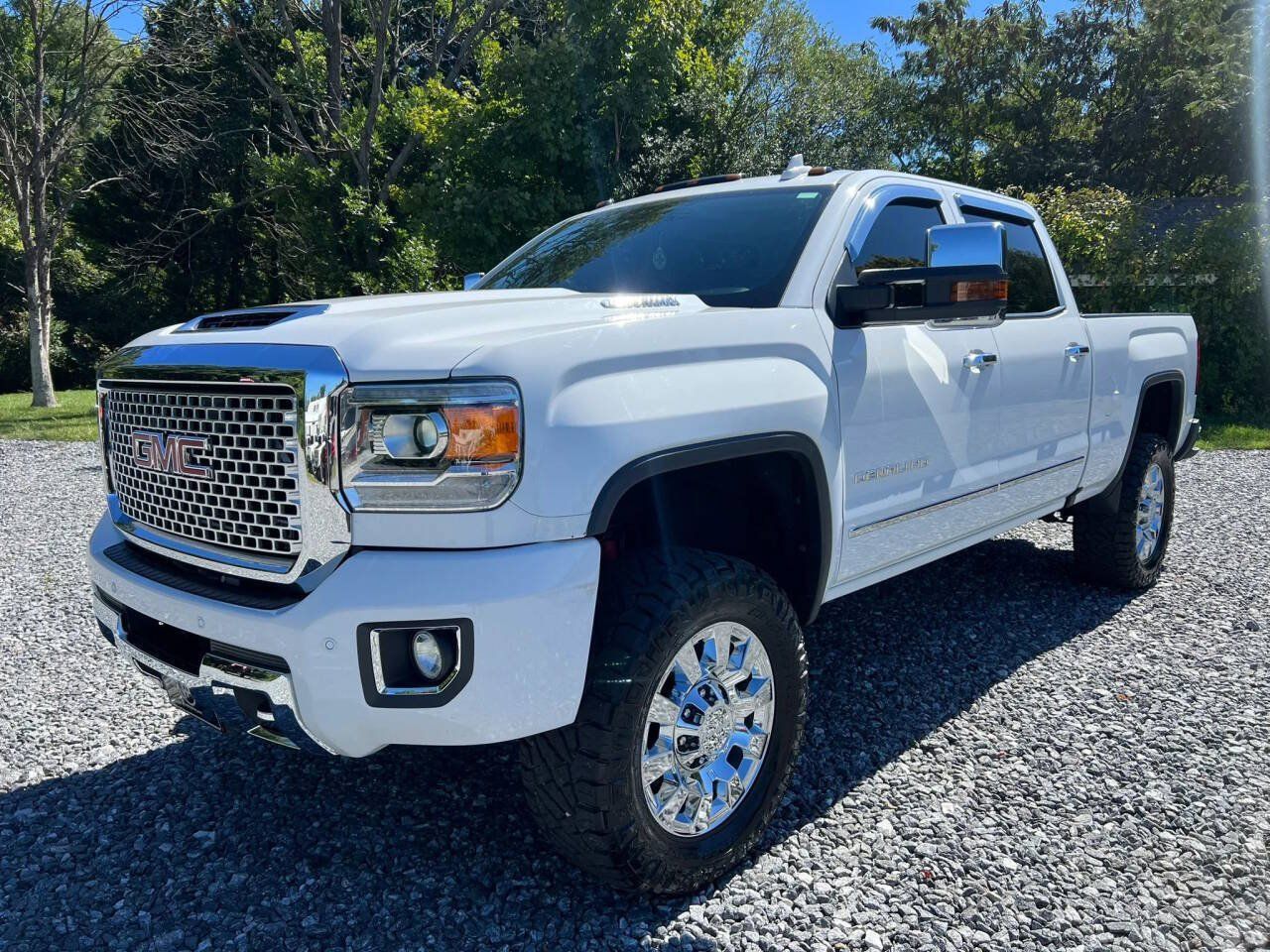Used 2017 GMC Sierra 2500 Denali w/ Duramax Plus Package AWD/4WD image 3