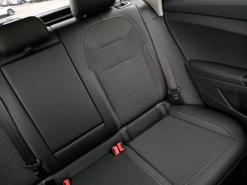 Certified 2025 Volkswagen Taos SE AWD/4WD image 14