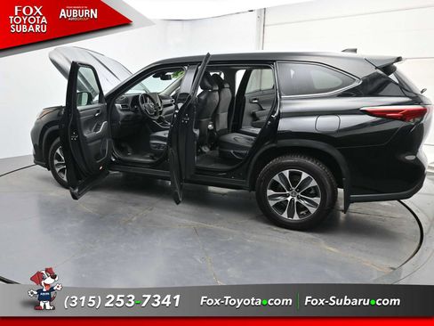 Used 2023 Toyota Highlander XLE AWD/4WD image 40