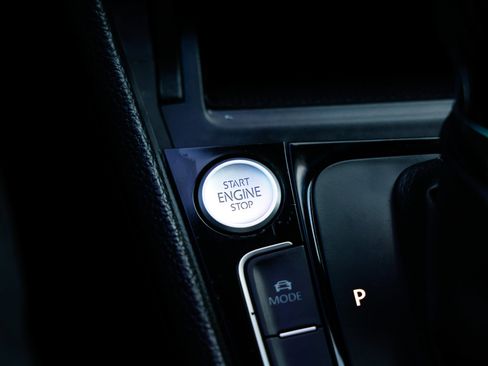 Used 2017 Volkswagen Golf R 4-Door image 31