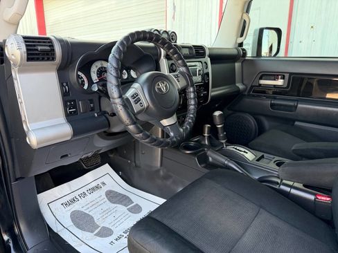 Used 2011 Toyota FJ Cruiser 4WD w/ Upgrade Pkg image 7