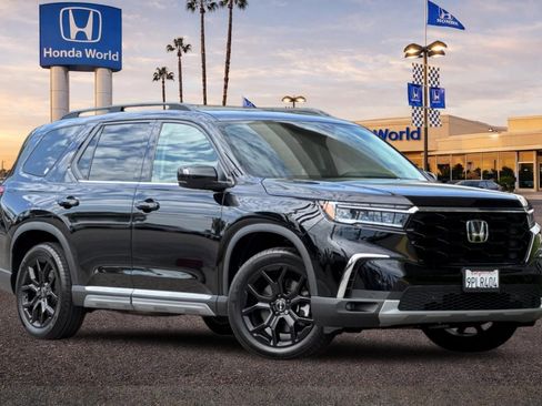 Used 2025 Honda Pilot Touring image 2
