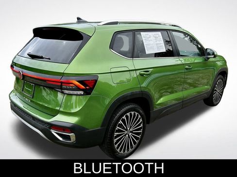 Certified 2025 Volkswagen Taos SE w/ Panoramic Sunroof Package image 5