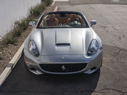 Used 2010 Ferrari California image 8