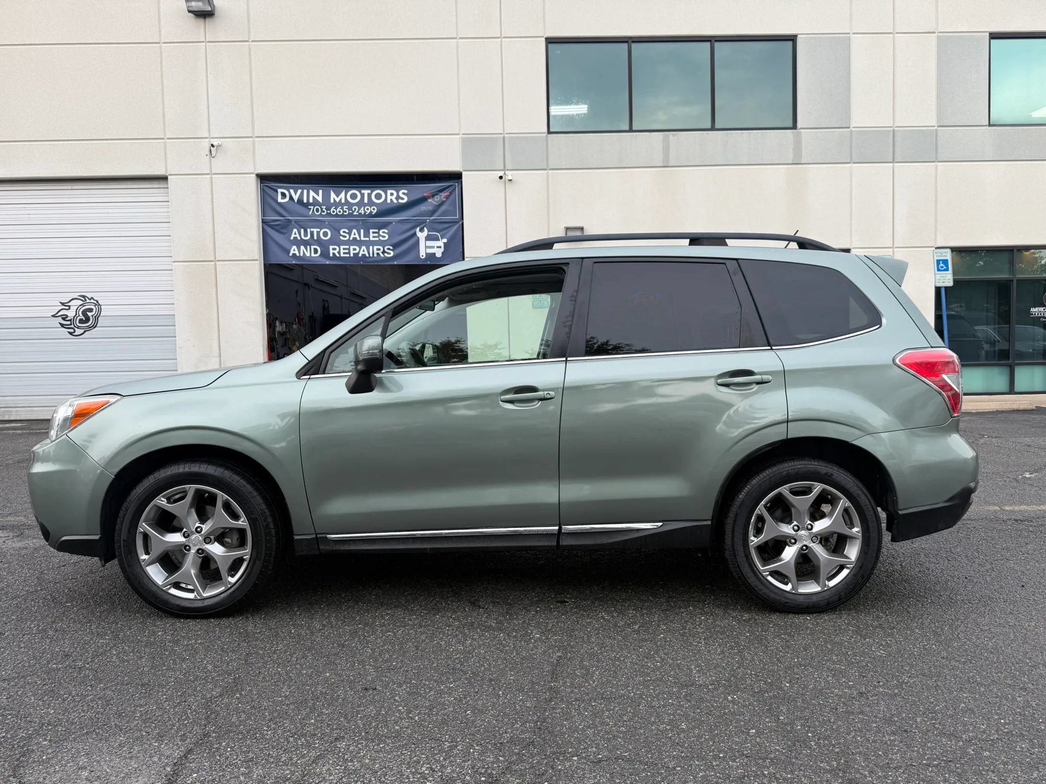 Used 2015 Subaru Forester 2.5i Touring w/ Eyesight & Navigation System AWD/4WD image 10