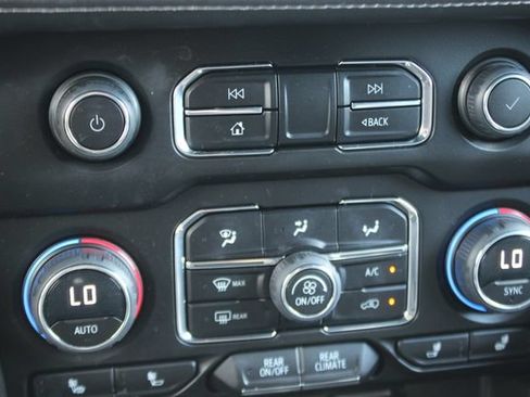Used 2023 Chevrolet Suburban Z71 w/ Luxury Package AWD/4WD image 7