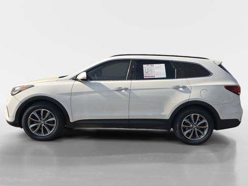 Used 2017 Hyundai Santa Fe SE image 2