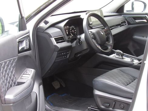 Used 2024 Mitsubishi Outlander 4WD Plug-In Hybrid image 9