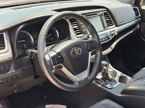 Used 2016 Toyota Highlander Plus FWD image 18
