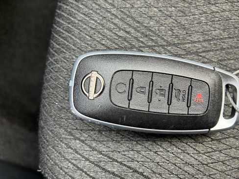 Used 2025 Nissan Rogue SV image 27