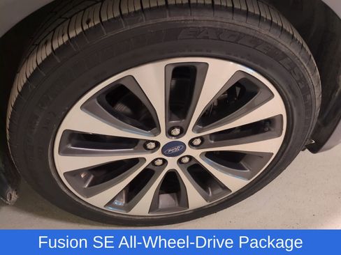Used 2020 Ford Fusion SE image 2