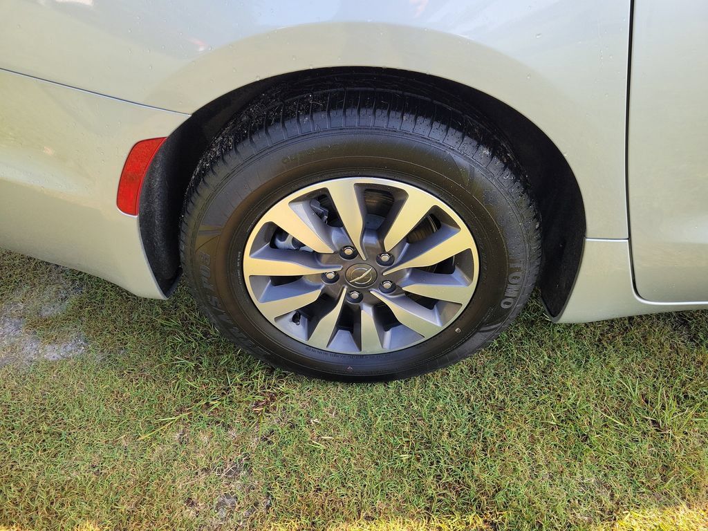 Used 2023 Chrysler Pacifica Touring-L FWD image 8