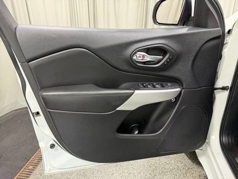 Used 2017 Jeep Cherokee Overland w/ Technology Group AWD/4WD image 20