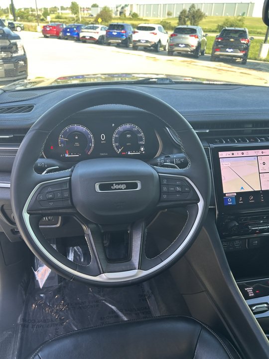 Used 2023 Jeep Grand Cherokee Limited w/ Black Appearance Package AWD/4WD image 11