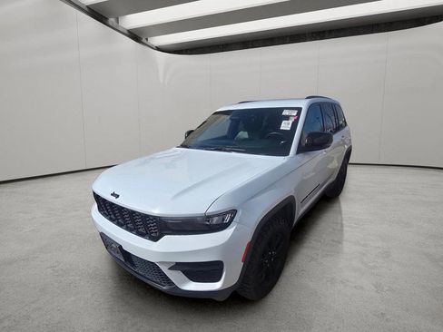 Used 2024 Jeep Grand Cherokee Altitude image 1