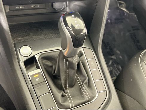 Used 2022 Volkswagen Tiguan SE image 16