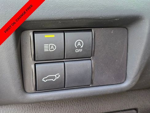 Used 2024 Toyota Highlander LE AWD/4WD image 36