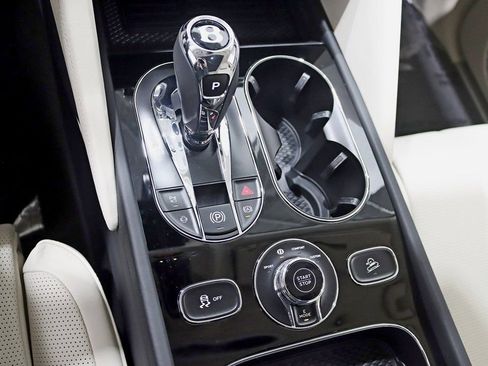 Used 2024 Bentley Bentayga Plug-In Hybrid image 31