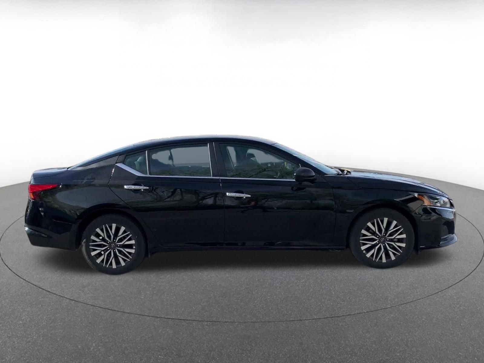 Used 2025 Nissan Altima 2.5 SV FWD image 15