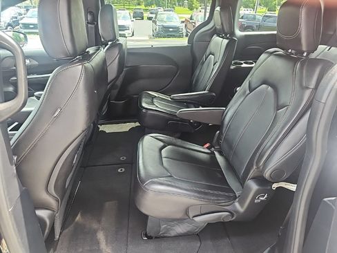 Used 2025 Chrysler Pacifica Select FWD image 11