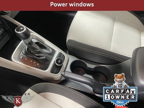 Used 2022 Hyundai Venue SEL image 18