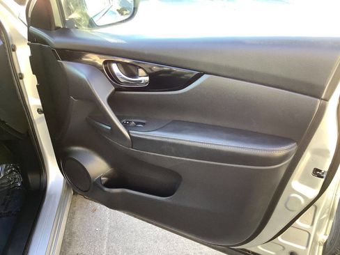 Used 2017 Nissan Rogue Sport SV image 34