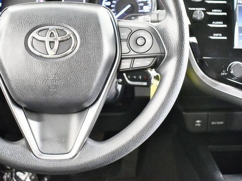 Used 2018 Toyota Camry LE image 32