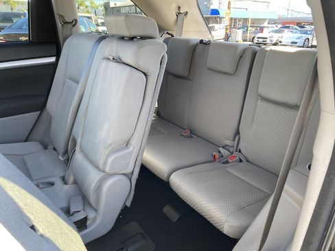 Used 2018 Toyota Highlander LE w/ Carpet Mat Package (TMS) image 19