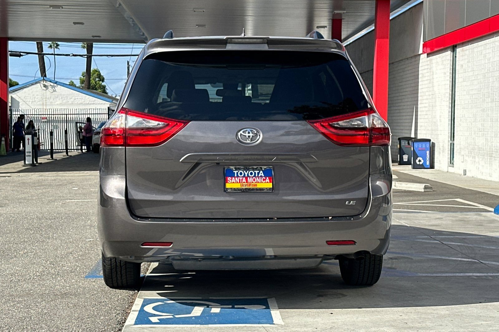 Used 2020 Toyota Sienna LE w/ Carpet Mat Package FWD image 5
