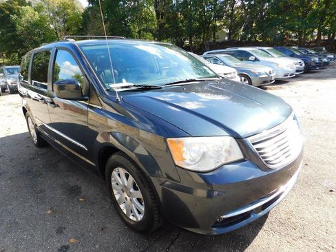 Used 2014 Chrysler Town & Country Touring image 1