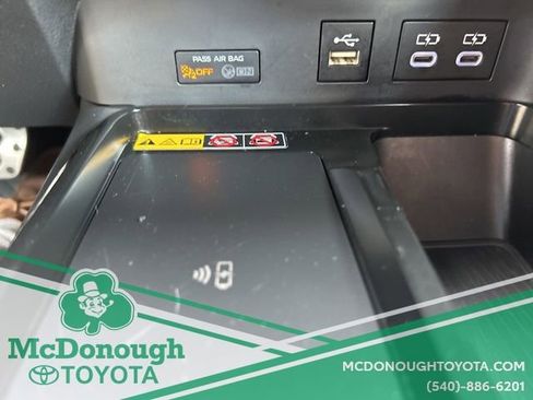 Used 2025 Toyota Camry SE image 4