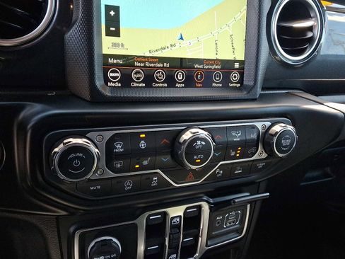 Used 2022 Jeep Wrangler Unlimited Sahara AWD/4WD image 16