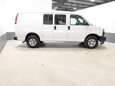 Used 2022 Chevrolet Express 3500 w/ Driver Convenience Package image 2