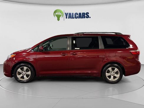 Used 2015 Toyota Sienna LE FWD image 2