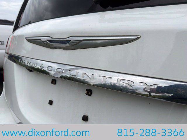 Used 2014 Chrysler Town & Country Touring FWD image 9