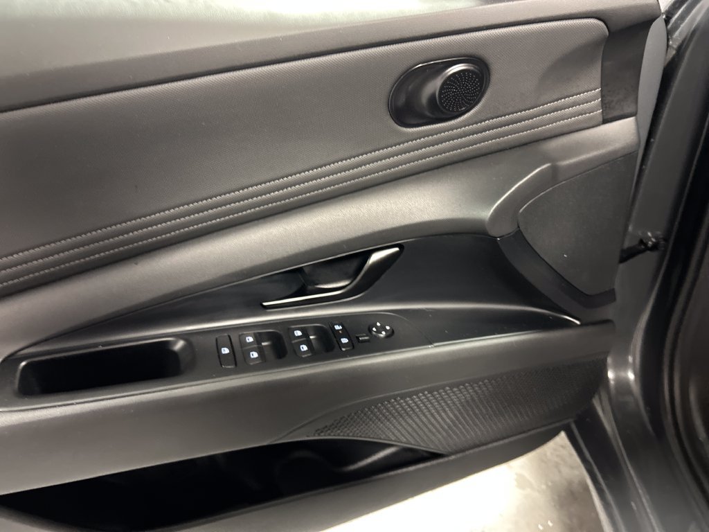Used 2025 Hyundai Elantra Sport FWD image 12