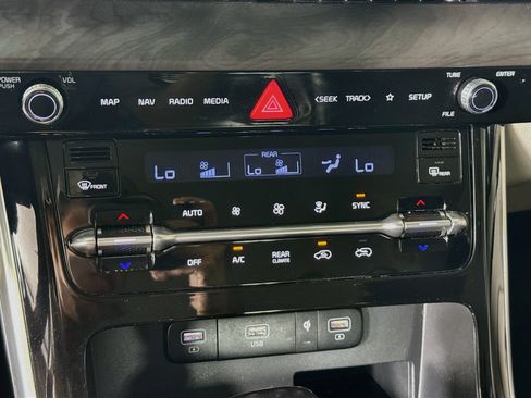 Used 2023 Kia Carnival EX FWD image 19