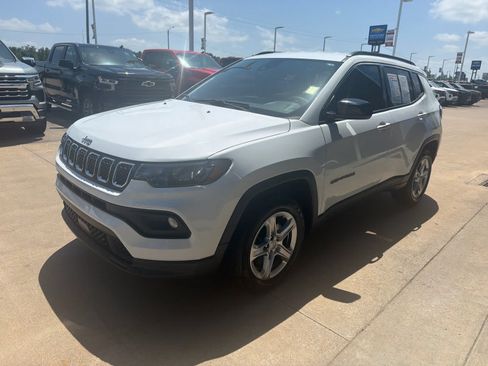 Used 2023 Jeep Compass Latitude AWD/4WD image 2