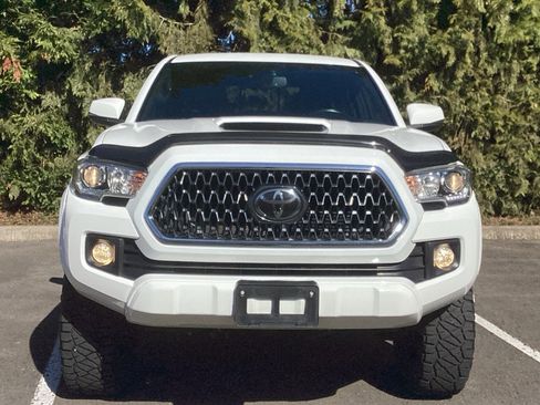 Used 2018 Toyota Tacoma TRD Sport w/ Technology Package image 20