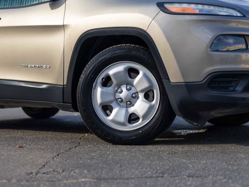 Used 2016 Jeep Cherokee Sport image 10