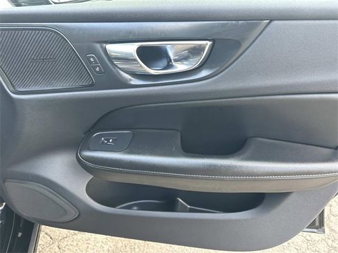 Used 2019 Volvo S60 T6 Momentum w/ Multimedia Package image 29