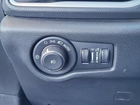 Used 2024 Chrysler Pacifica Limited FWD image 13