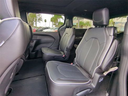 New 2026 Chrysler Pacifica Limited w/ S Appearance Package image 17