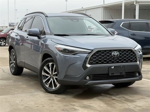 Used 2023 Toyota Corolla Cross XLE image 2