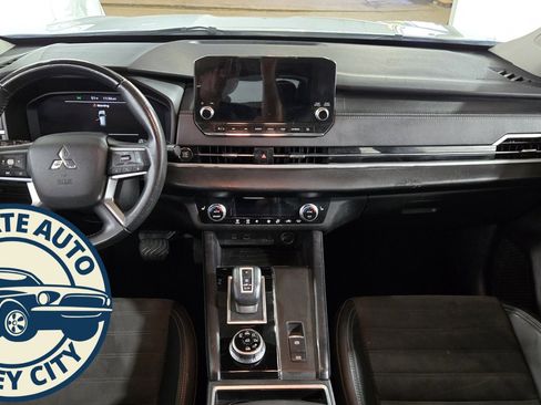 Used 2022 Mitsubishi Outlander SE image 25