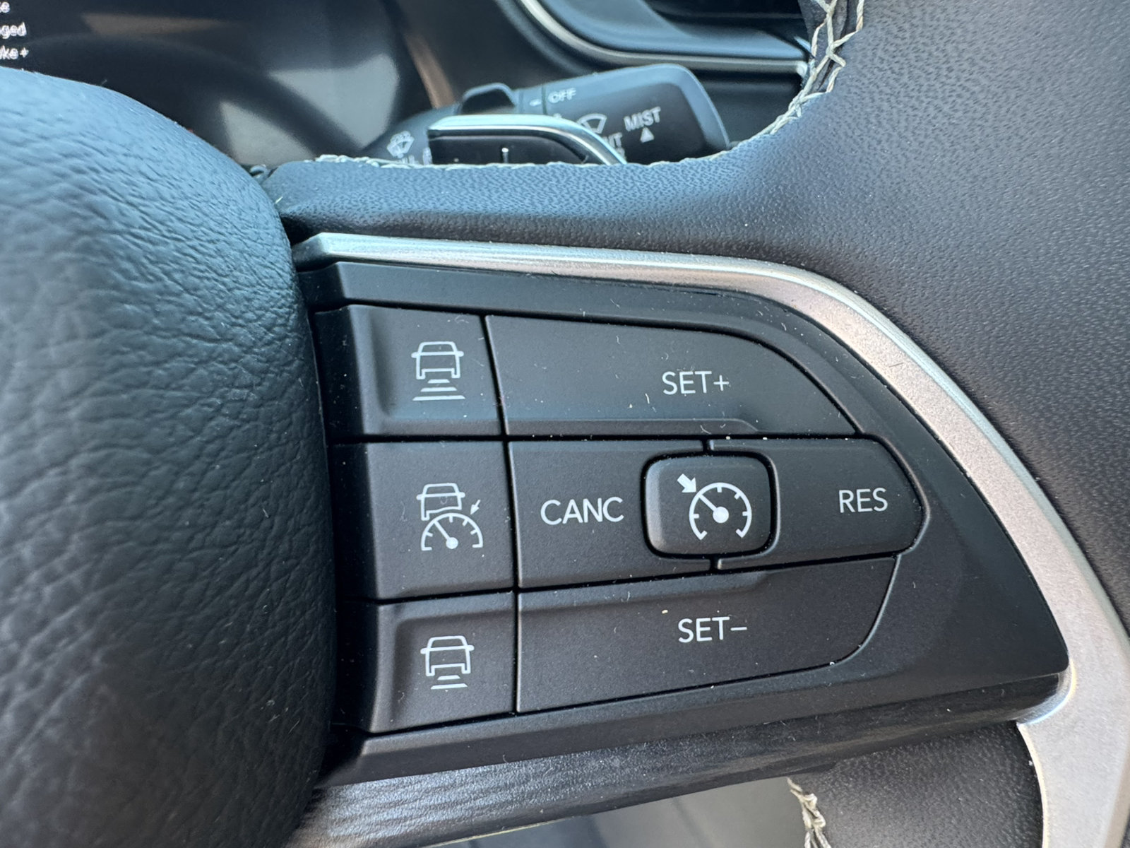 Certified 2025 Jeep Grand Cherokee Altitude AWD/4WD image 33