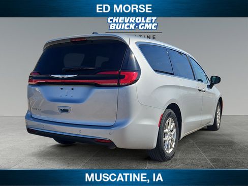 Used 2023 Chrysler Pacifica Touring-L image 5