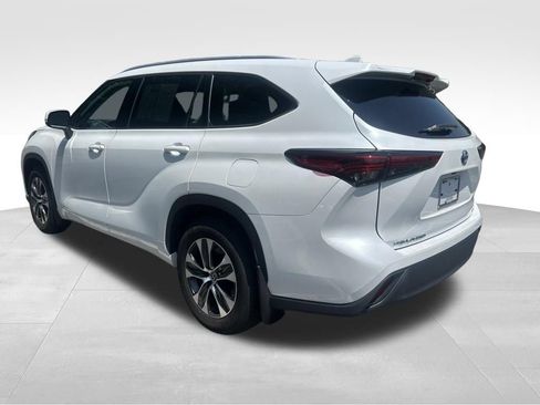 Used 2022 Toyota Highlander XLE AWD/4WD image 3
